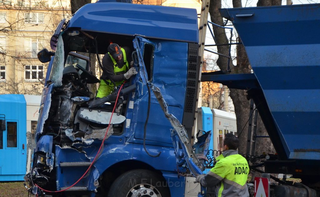 Schwerer VU LKW KVB Bus PKW Koeln Agrippinaufer Ubierring P257.JPG